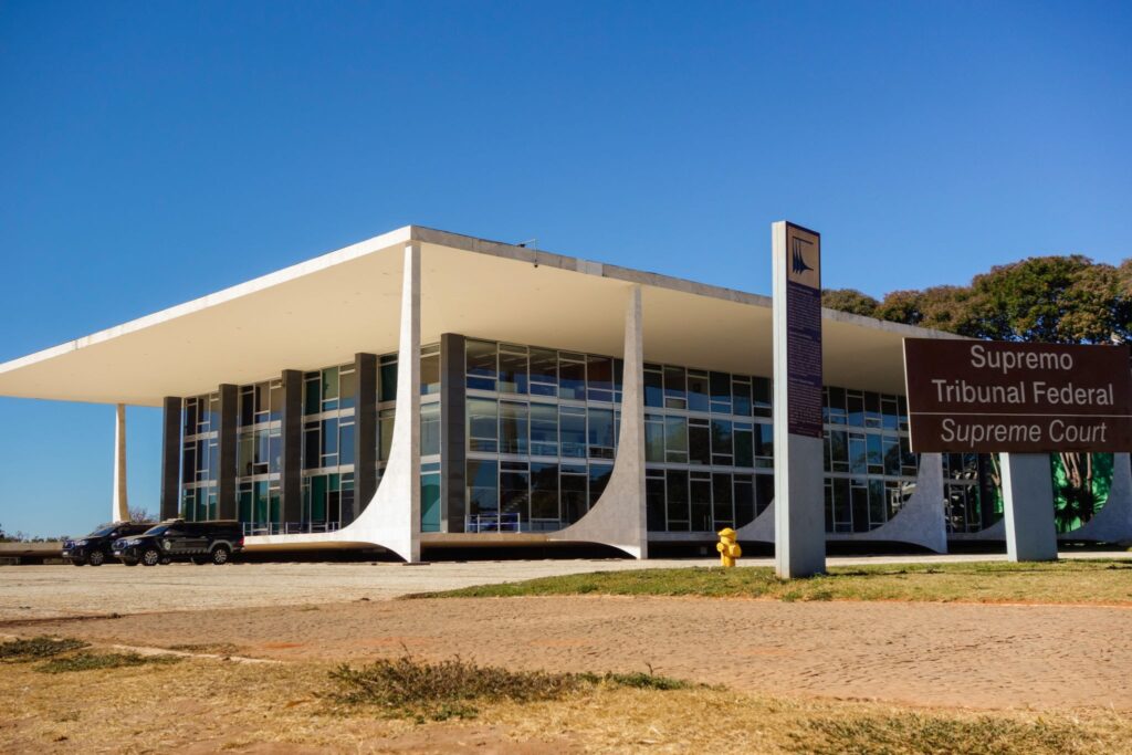 Fachada do edifício sede do Supremo Tribunal Federal (STF) em Brasília, palco das decisões dos ministros.