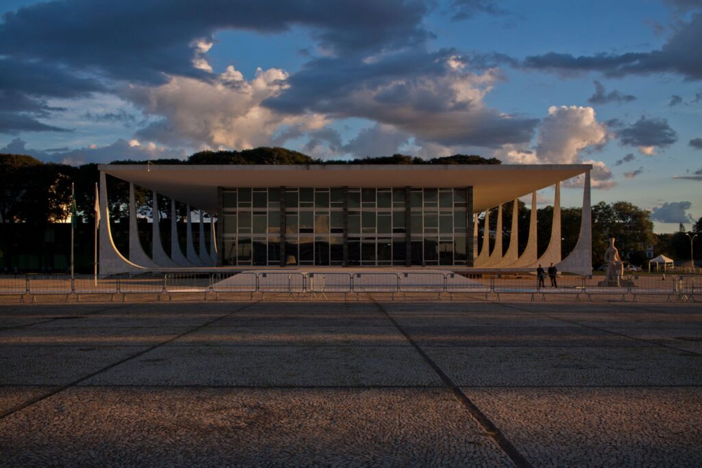 Fachada do edifício sede do Supremo Tribunal Federal em Brasília representando as decisões da presidência sobre a relatoria dos casos Master e INSS.